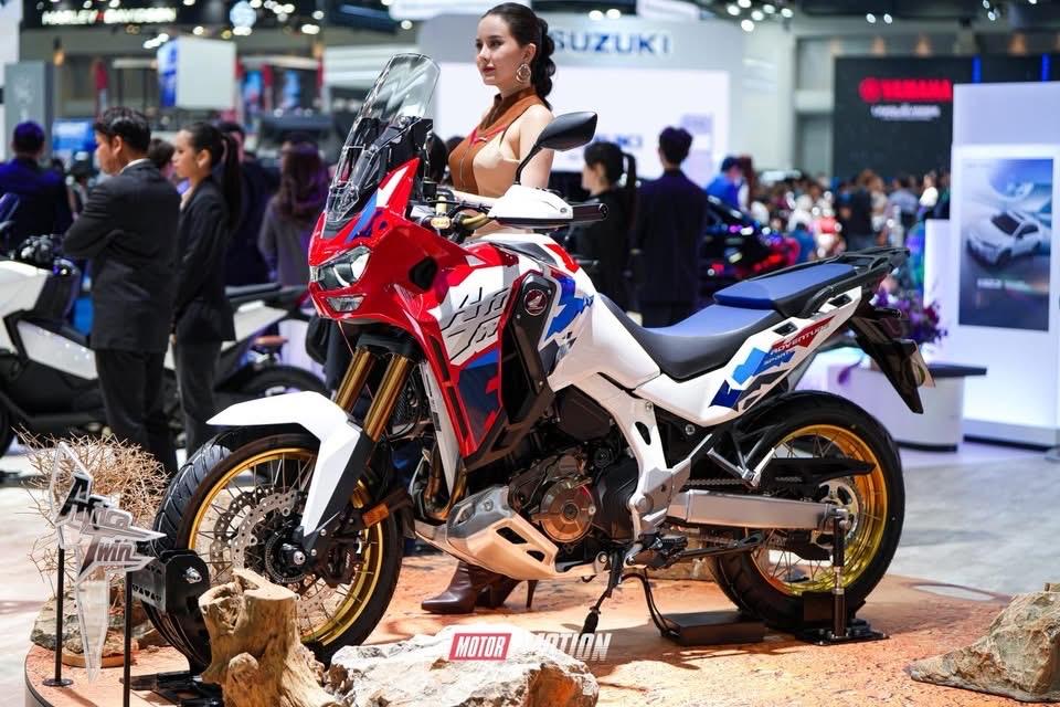 全新2026款本田非洲双缸。 承载冒险摩托车在“真正的冒险永不结束”的概念下。 