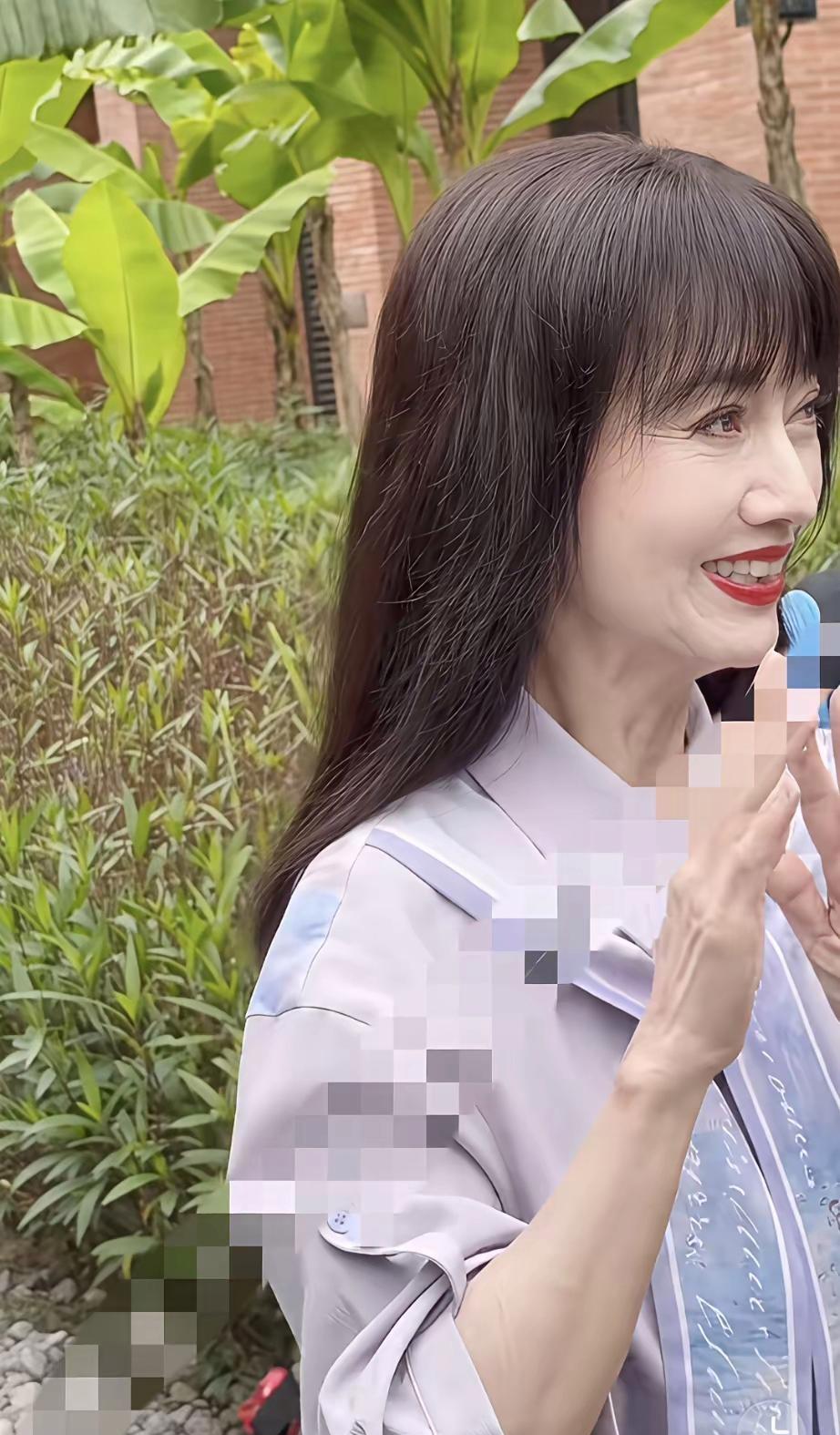 一看就是一个老太太，可是她居然很乐意这样打扮