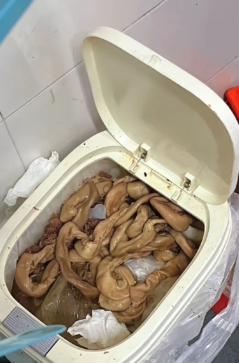 大姨在熟食店做兼职，说看到老板让把当天卖不完的东西都倒垃圾桶觉得好可惜，为啥不给
