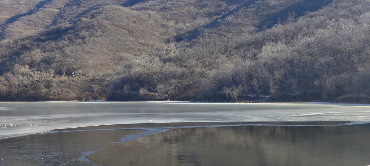 随手拍几张村庄照冬天北京西郊山区，一个微型水库隐藏在群山环抱间，别有一番风景
