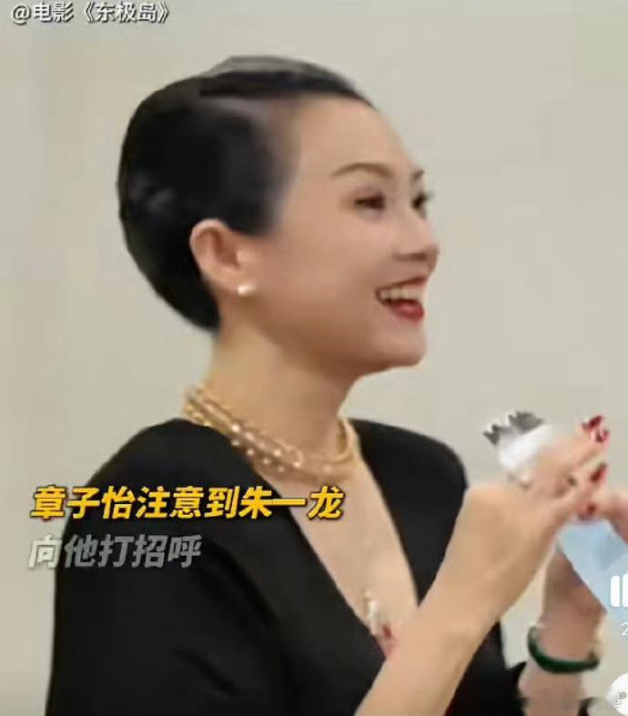 朱一龙演我i人参加团建 朱一龙把i人团建的社恐感拉满！活动现场形单影只，那孤独的