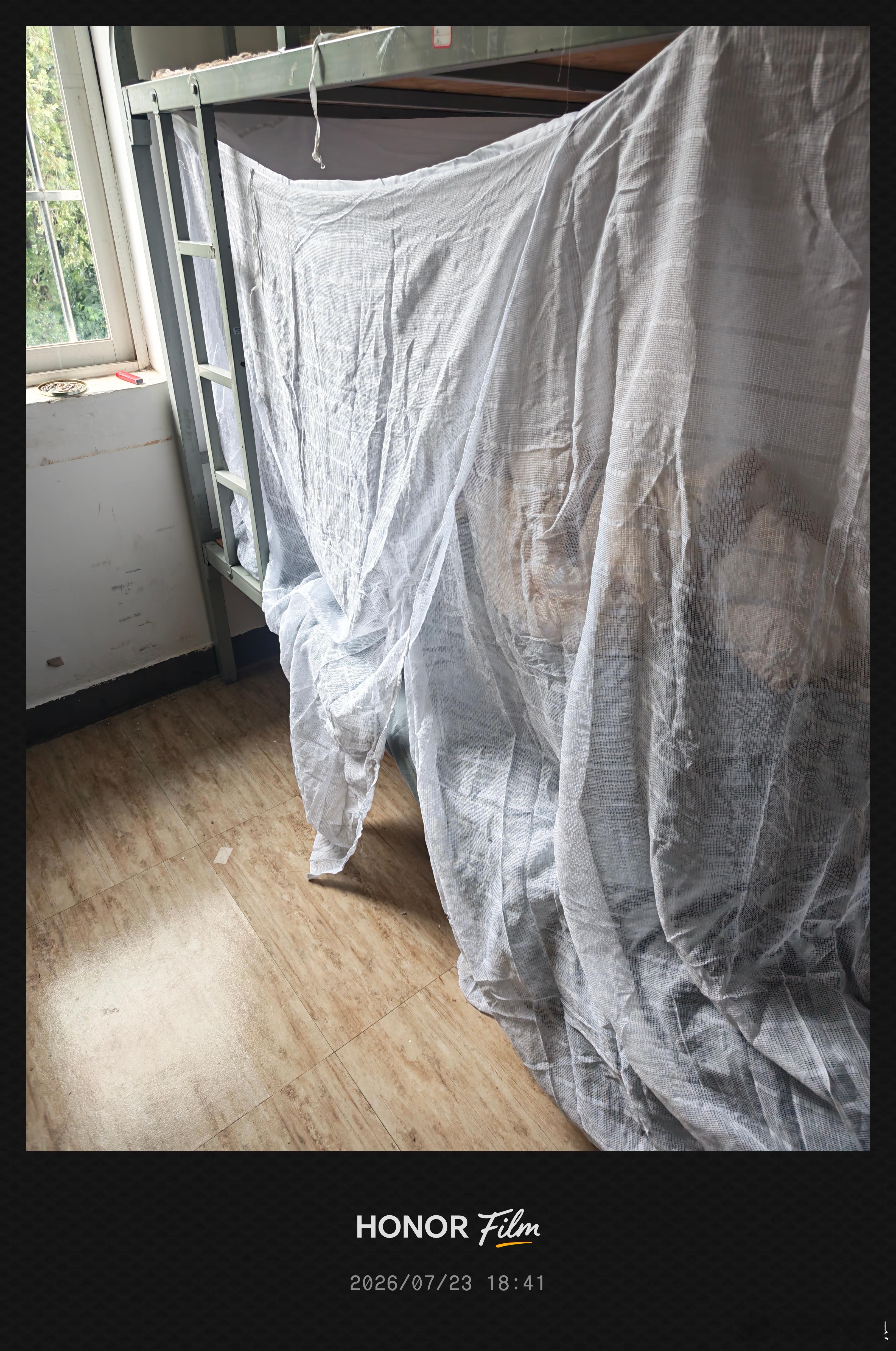 给诸位猜个谜语，麻屋子红帐子，里面睡个大胖子，是什么东西？ 