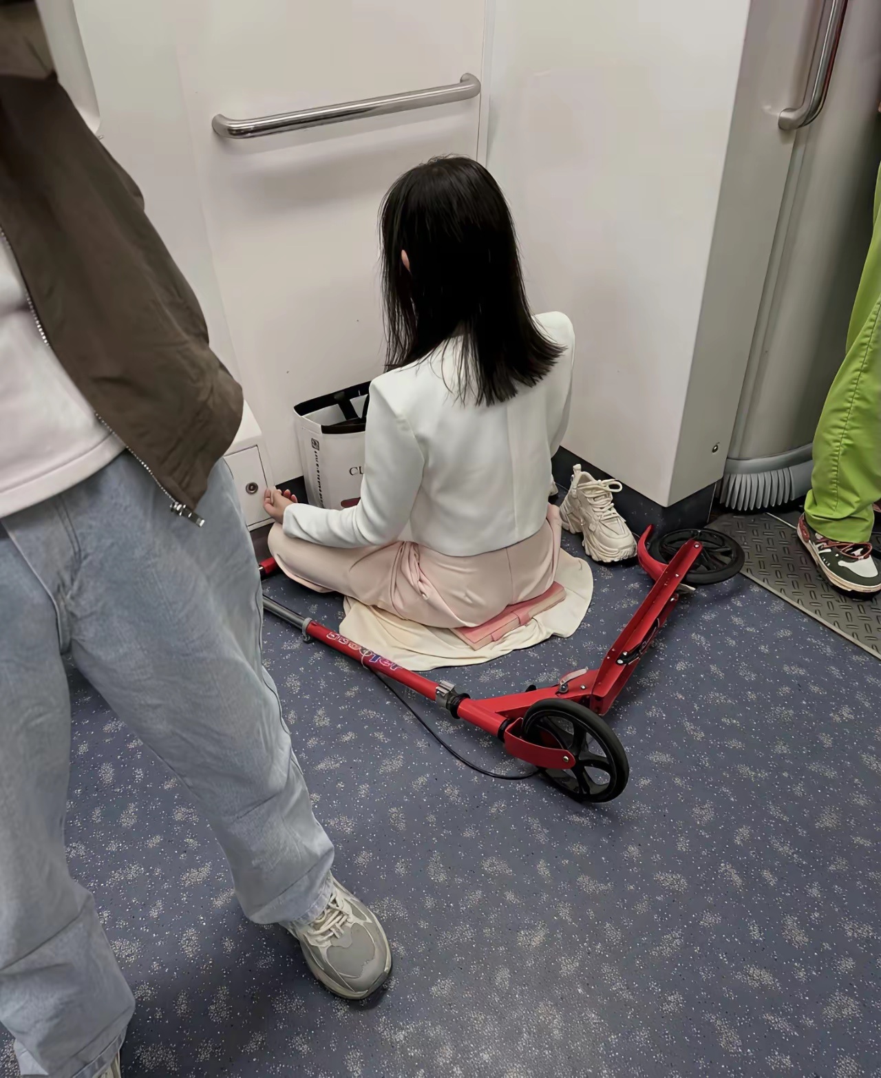 地铁上碰到这种操作，大家怎么评价？ 