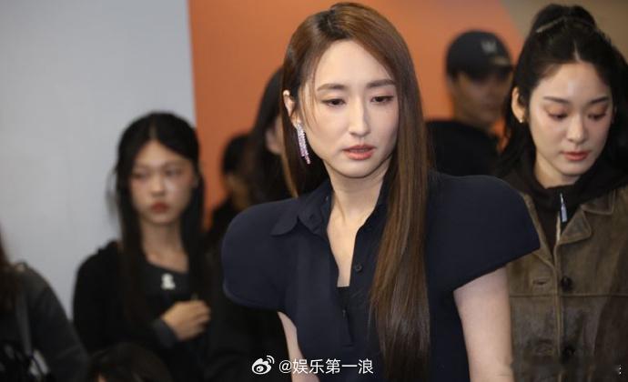 据台媒，柯佳嬿在坤达卷入逃兵役风波后的首次公开露面，当被问及此事时她表示"还好，