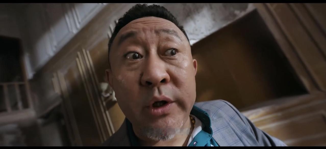 《迷墙》的结局，笑死我了！

余鸣住的别墅是一个凶宅，他都准备亏本卖了。

可是