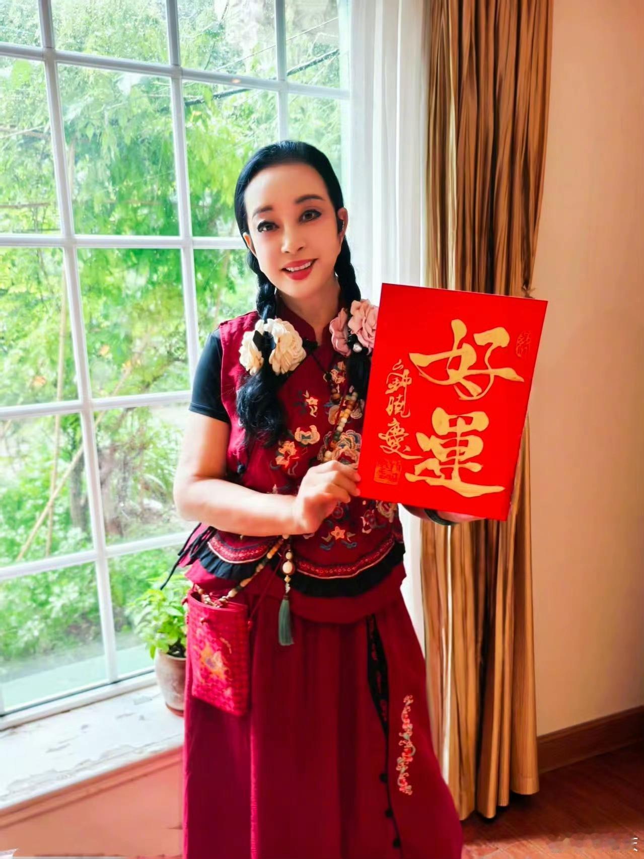 看刘晓庆这妆化的，实在浓重，但是真的很好看。
刘晓庆为什么深受观众喜爱? 
你觉