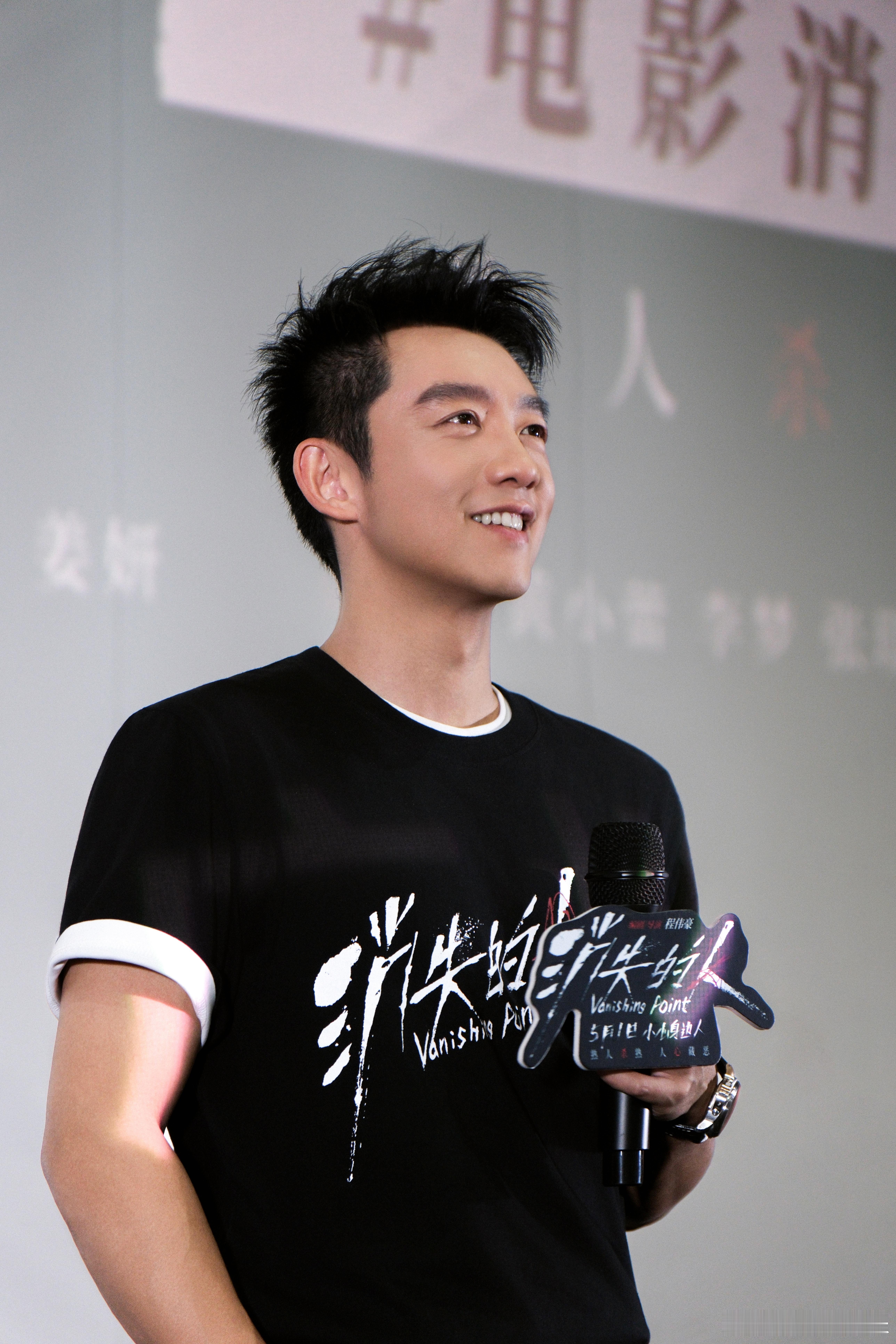 郑恺挑战全天说粤语 路演现场看点拉满，郑恺沉浸式体验粤语一日挑战，起初表达略显磕