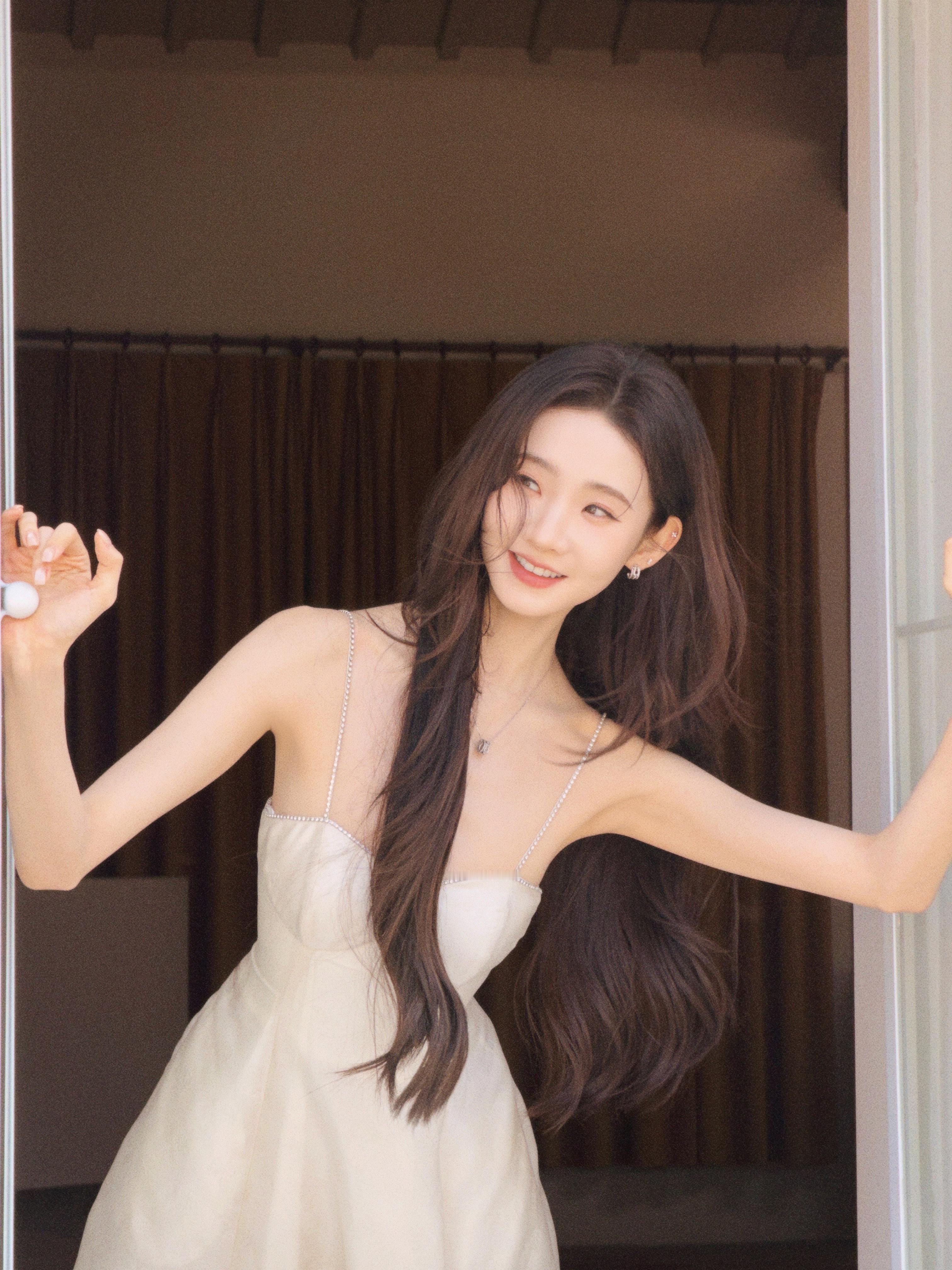 张艺凡  奶白吊带裙勾勒出柔媚曲线，水钻与高跟鞋的细节，把千金氛围感拉满了。徐若