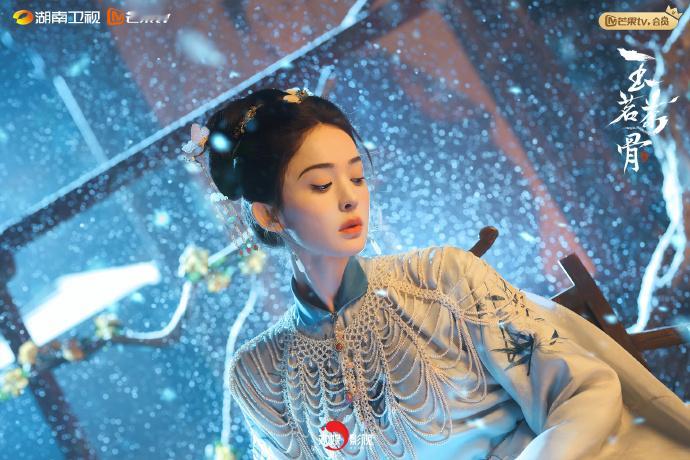 第一次见女主挑男主下巴的善宝姐姐也太会了！挑下巴那一下直接拿捏陆江来，拽哥秒变害