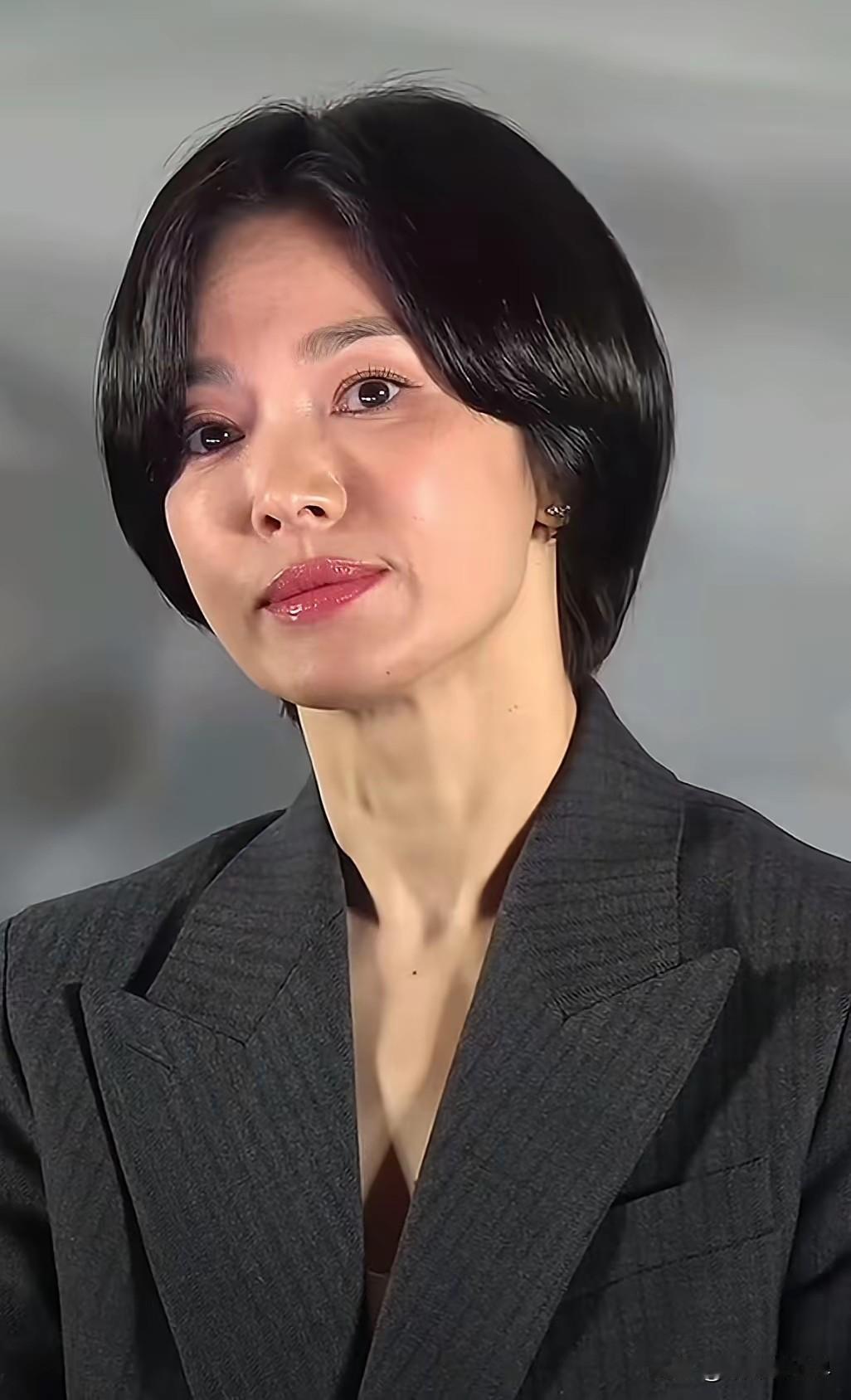 这还是我们心中那个最甜养可人的乔妹吗？！岁月真是一把杀猪刀！！话说乔妹这眼神、这
