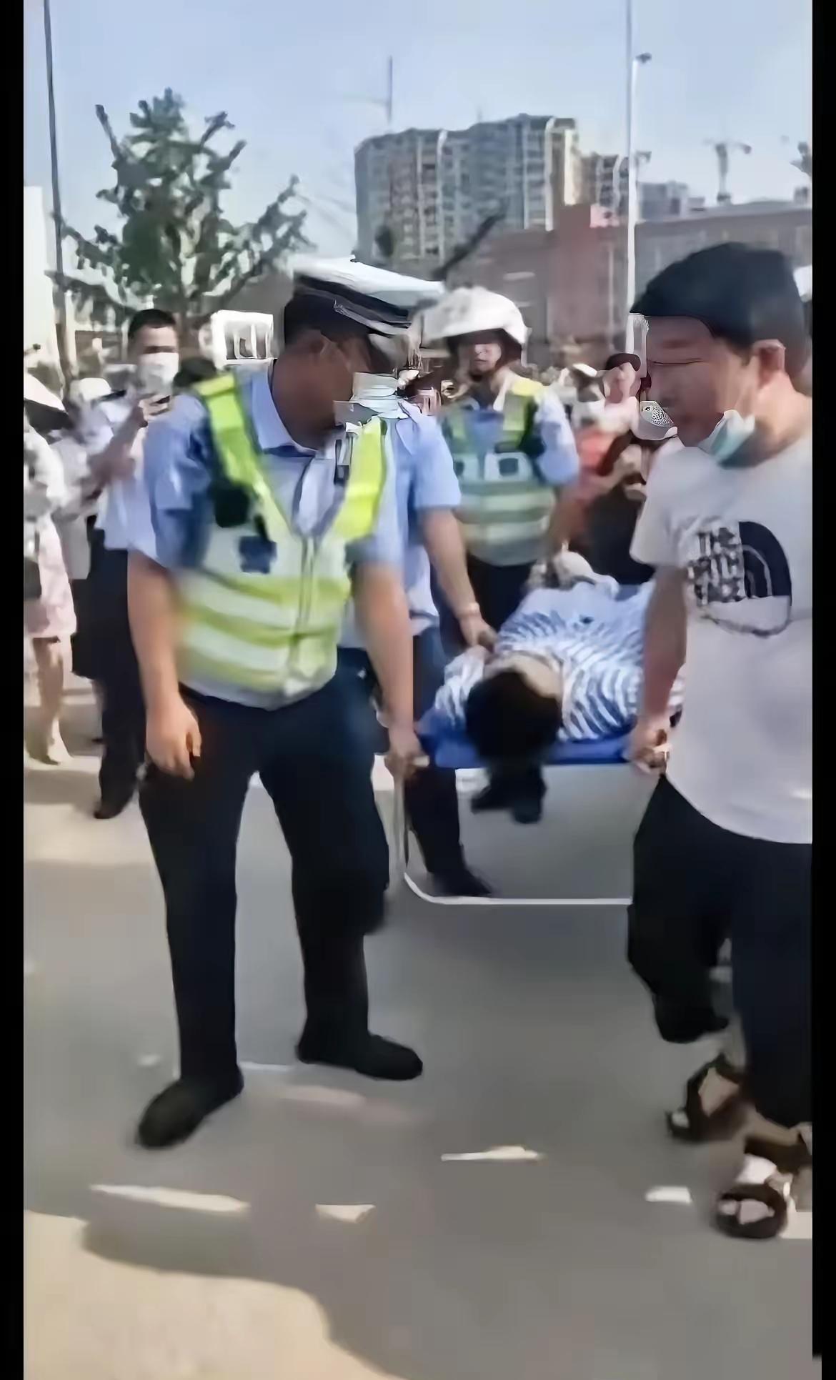 手术完不到10个小时，他被抬进了高考考场。昨天早上，简阳中学考点门口停了一辆救护