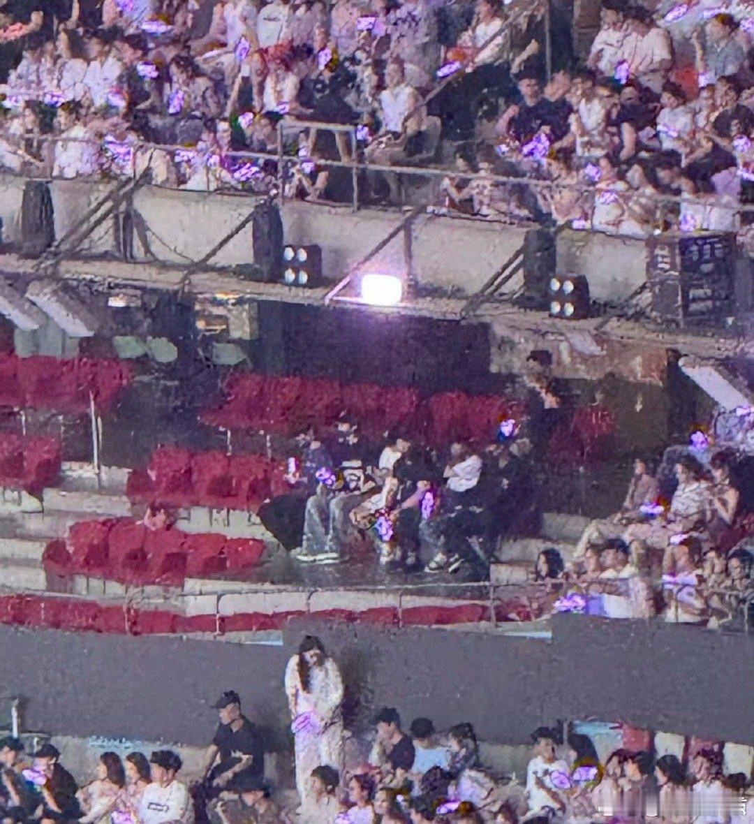 张真源看林俊杰演唱会严浩翔看林俊杰演唱会张真源严浩翔看林俊杰演唱会时代少年团看林