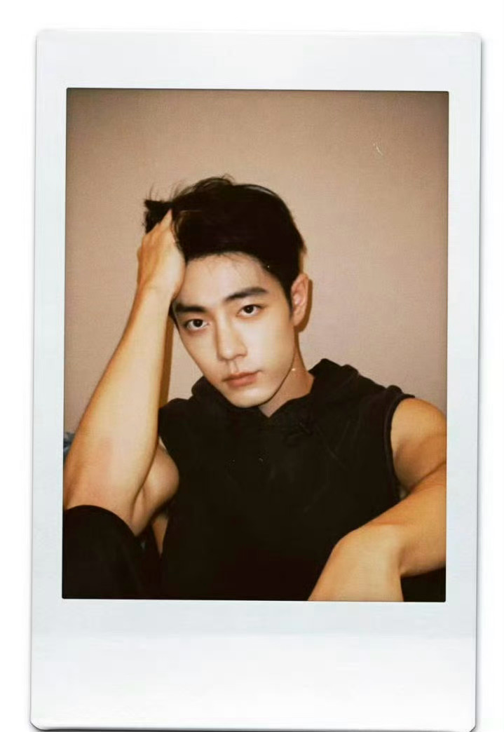 简约的黑色无袖上衣勾勒出流畅的肩颈与手臂线条，荷尔蒙张力溢出画面。或闭目倚靠，或