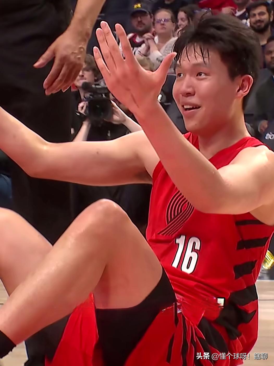 杨瀚森因为一个笑容直接损失2000美元
这对战奇才的一场比赛中，小杨吃到生涯第一