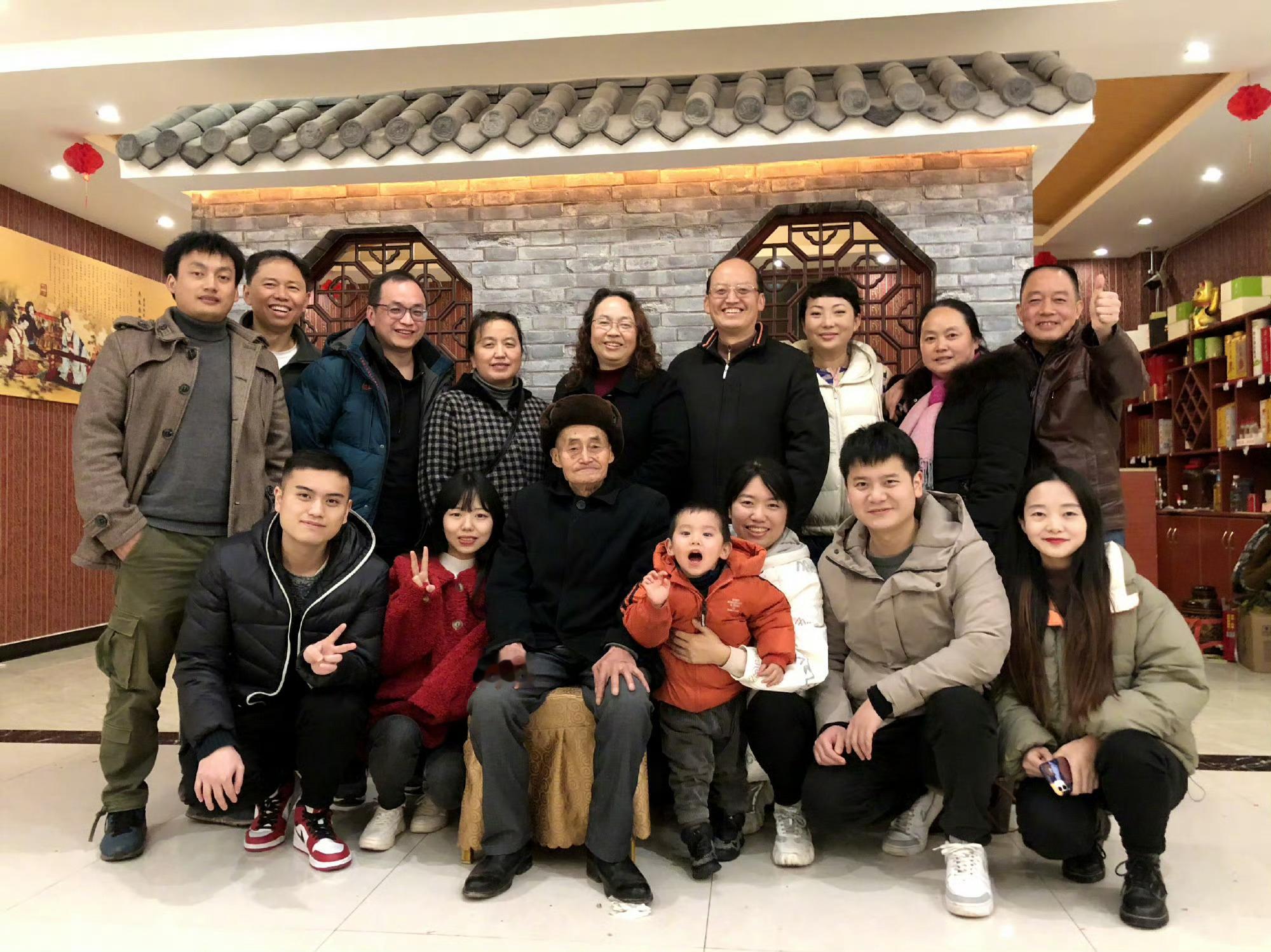 新年味 欣意浓 过年最大的意义，在于全家的人能够相聚。父母亲生前最喜欢过年和生日