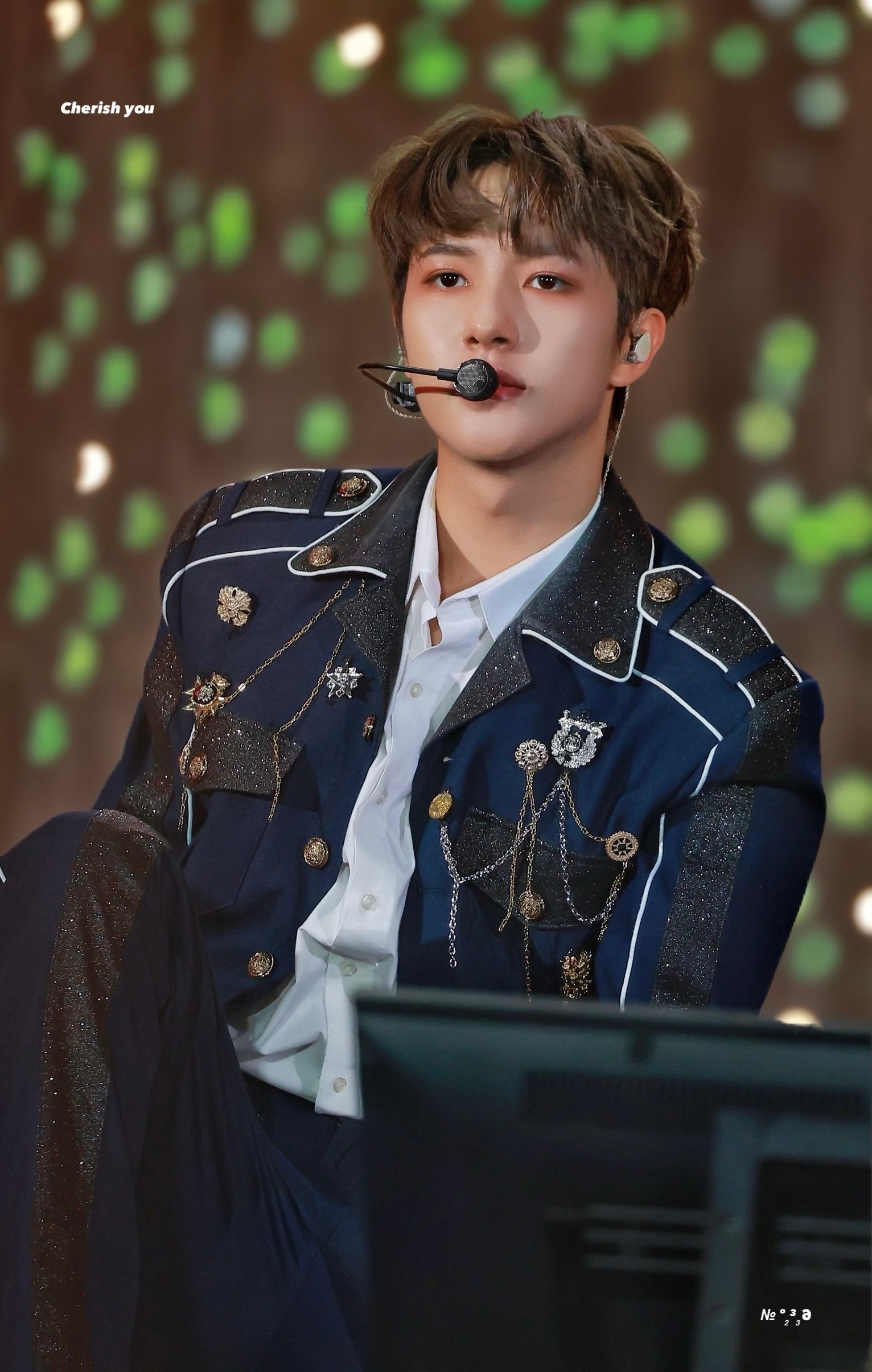 黄仁俊[超话]   hrj  黄仁俊  🤲🏻✨王子樣 