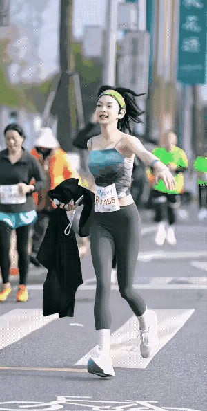 整个马拉松比赛过程，观众都替她担心啊，全程提心吊胆的为她，这也太活跃了吧，很害怕