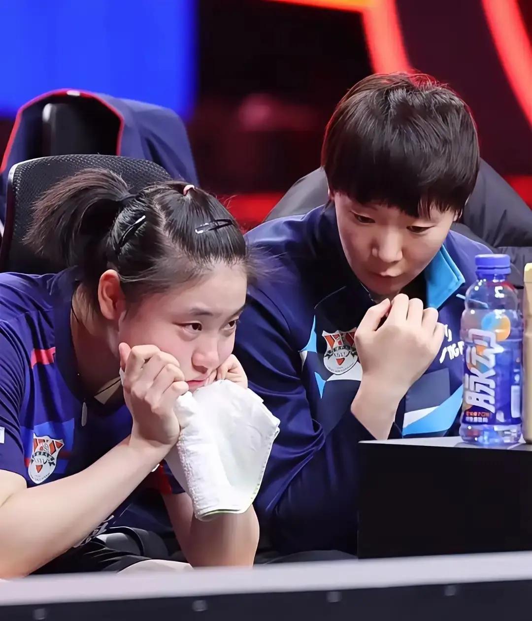 鲁能丢冠第3天，王曼昱没上热搜
 
决赛那天，她坐在场边，白色毛巾盖头，肩膀贴着