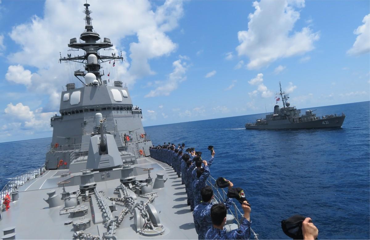 日本军舰入侵中国领海，遭解放军开炮警告？日本网友纷纷破防。

日本军舰在入侵中国