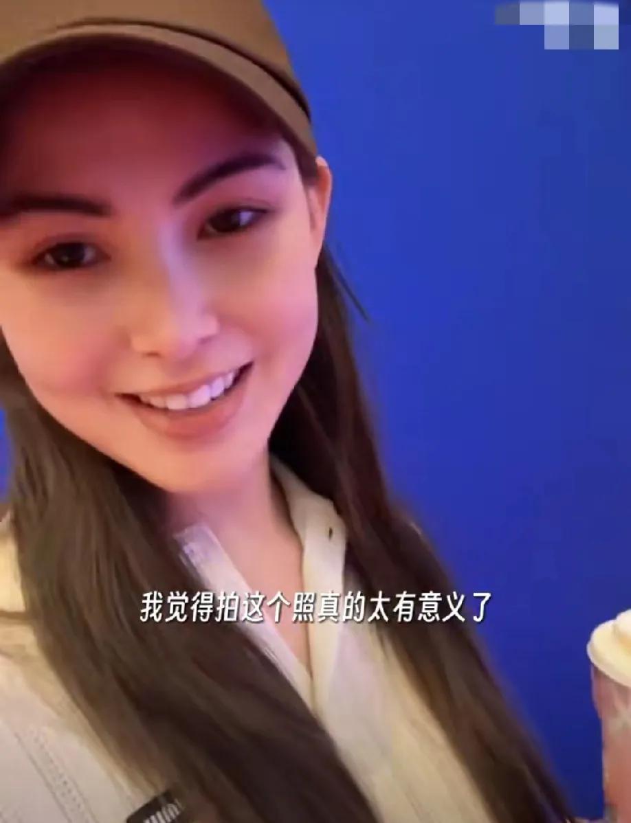 周杰伦昆凌带女儿儿子去迪士尼为大女儿Hathaway庆生，穿上公主裙的Hatha
