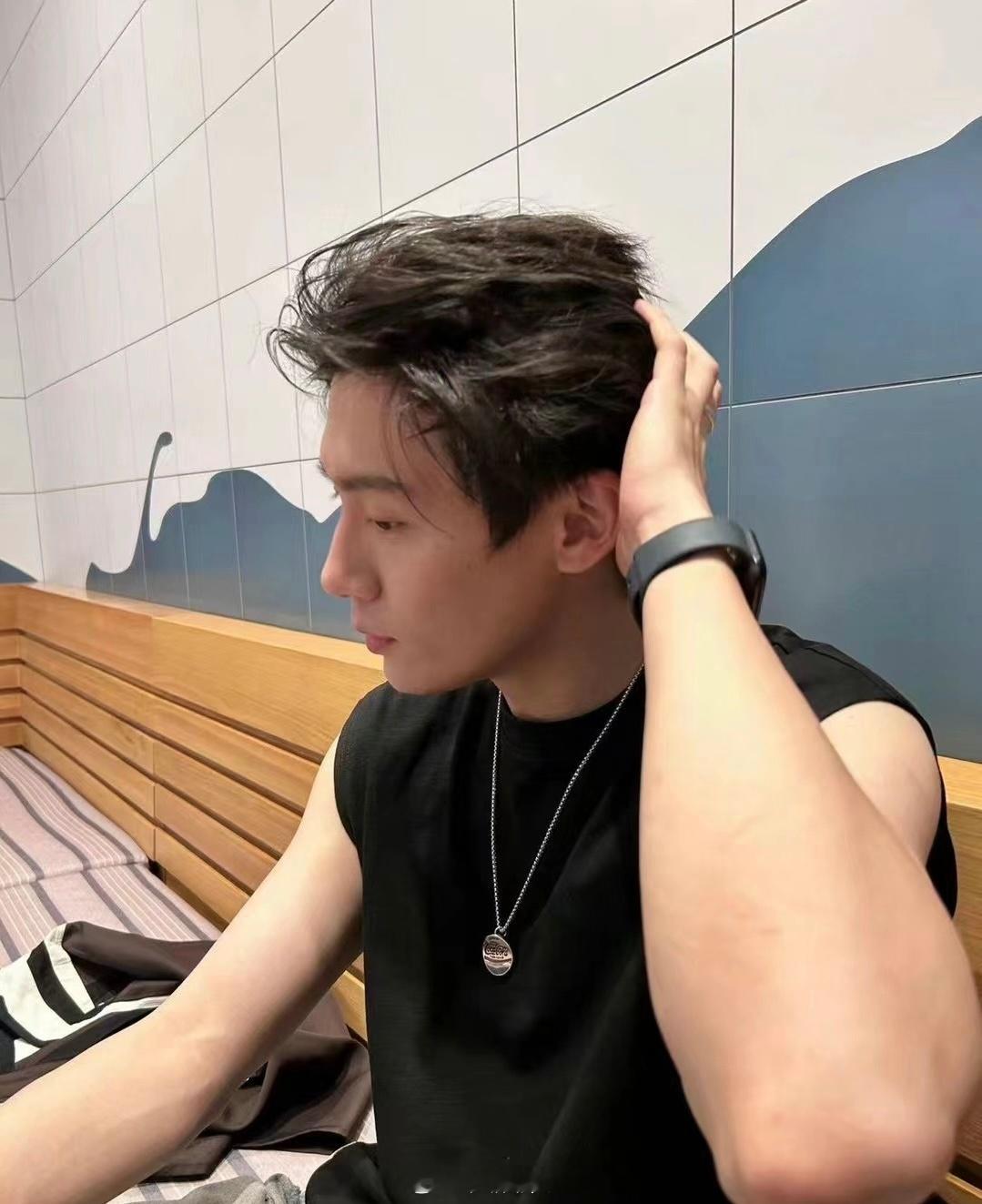 #恋综在哪搜罗这么帅的恋爱脑# 周轩宇的帅气和浪漫主义恋爱脑，让《我们恋爱吧》这