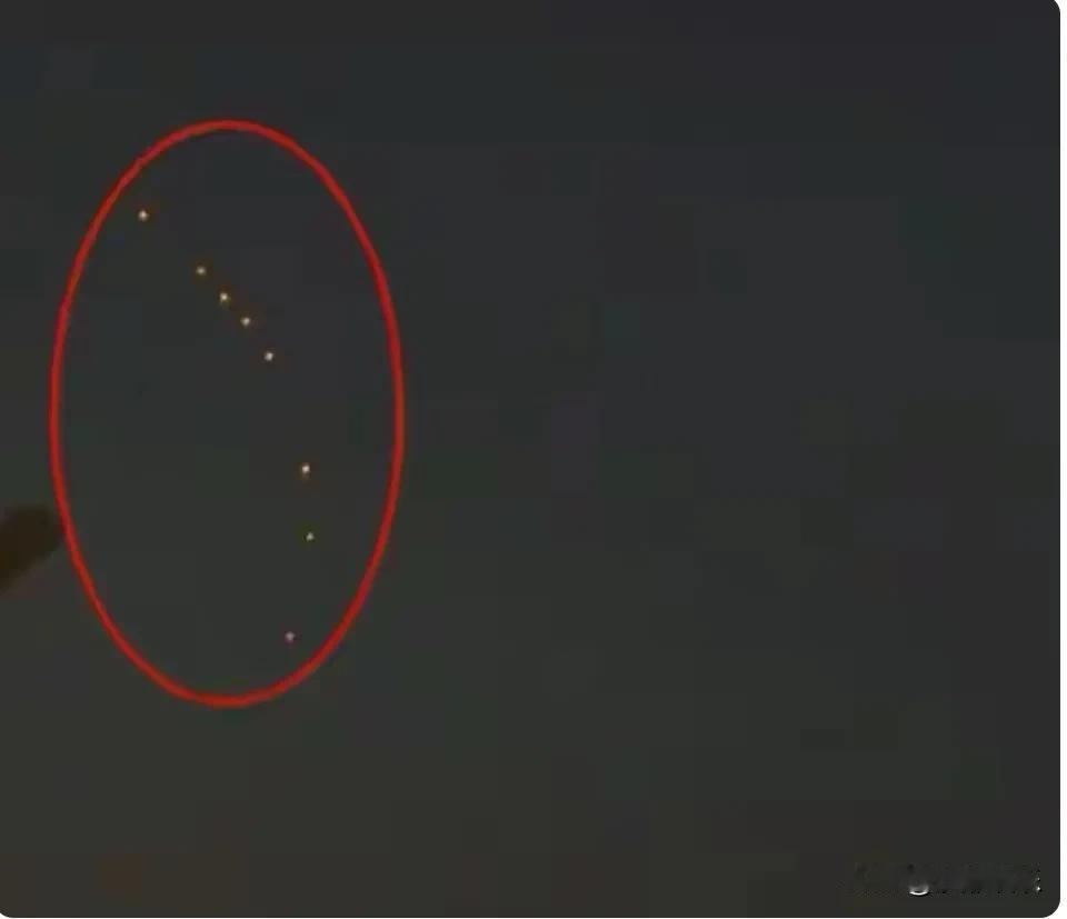 天降奇观？商丘夜空惊现两排“红灯”，竟是它搞的鬼！

昨晚（9月13日），河南商