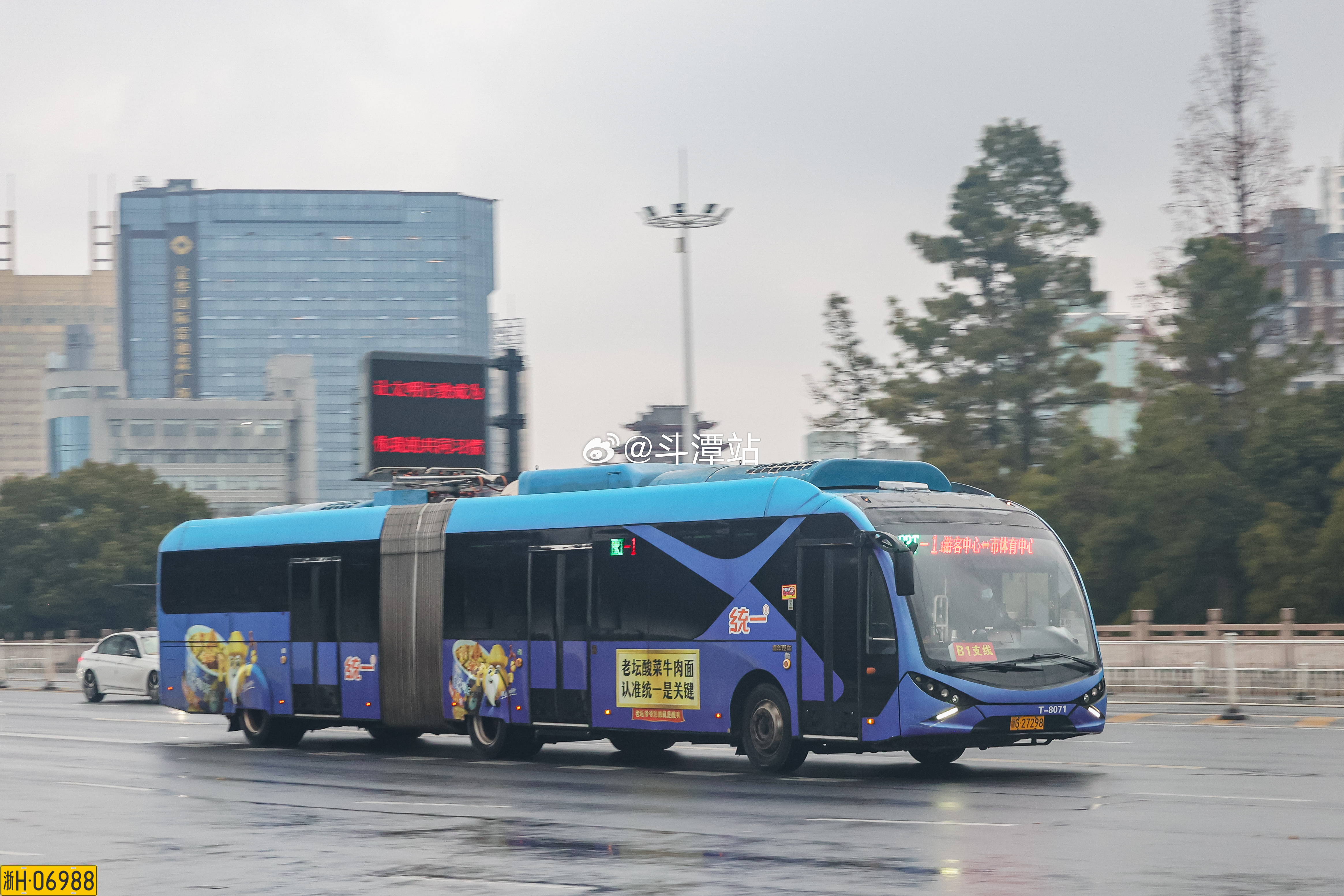 随着今年年初金华快速公交的两台青年威盛铰接正式下线停摆，浙江省内运营中的铰接式公