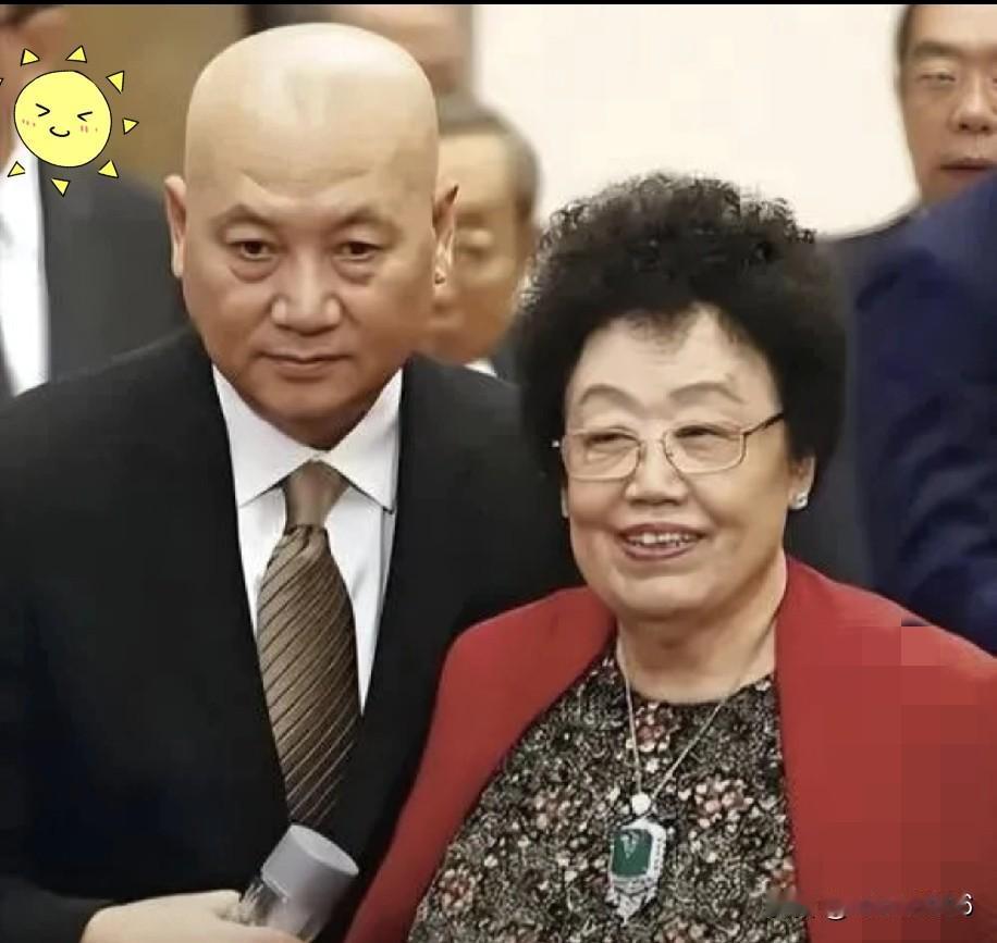 85岁女首富临走前签的那份文件，看得人心头一震。
不是分家产，是把那座耗时三年的