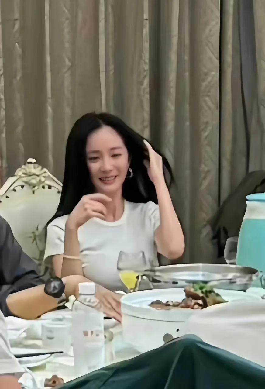 【素颜也能美翻天！揭秘杨幂的真我魅力】
在娱乐圈，明星们的素颜常常被看作“短板”