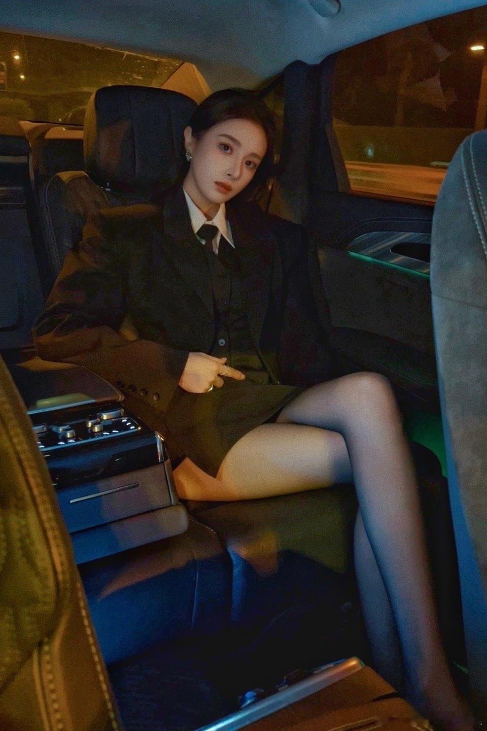 隆妮高智感90花隆妮（高启兰）这大长腿👠 ​​​