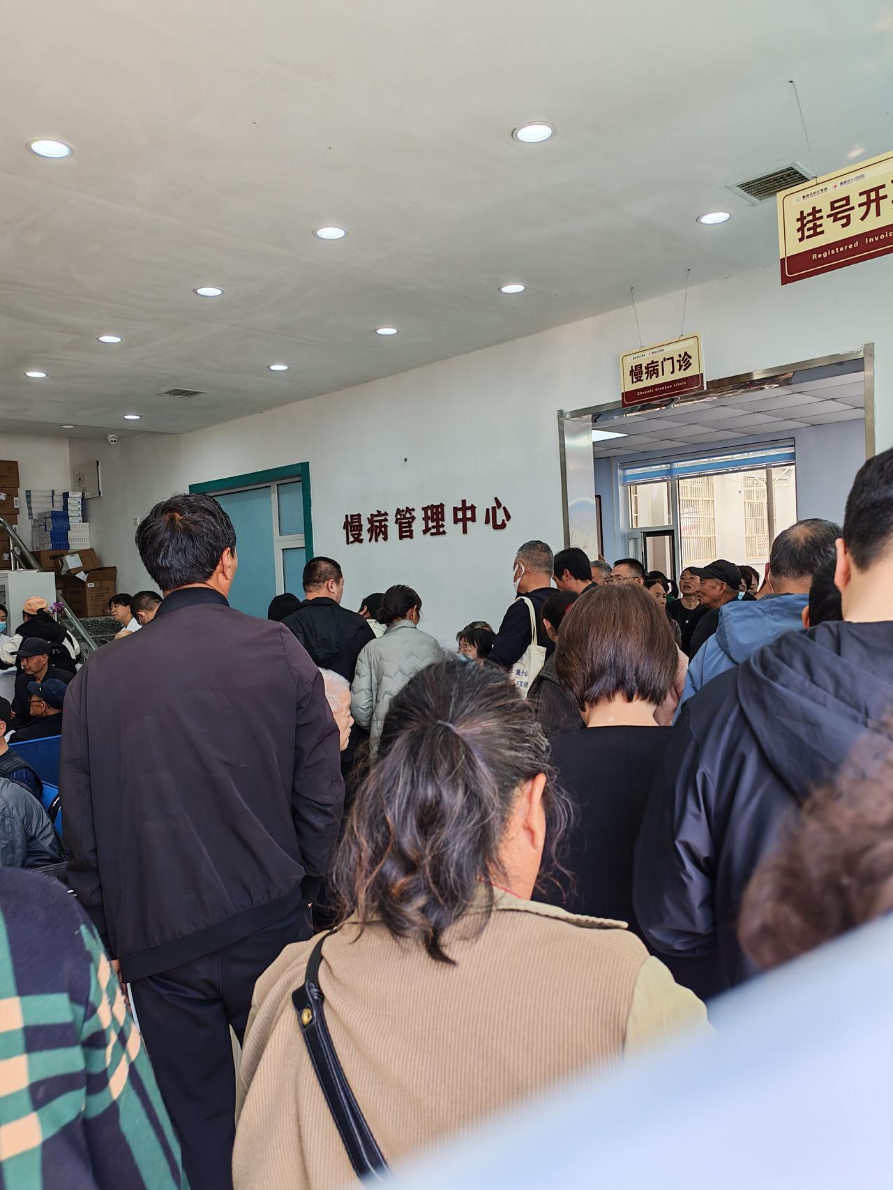 慢病药房，买药的人挤人。老龄化社会药物治疗是长寿的一个关键因素。