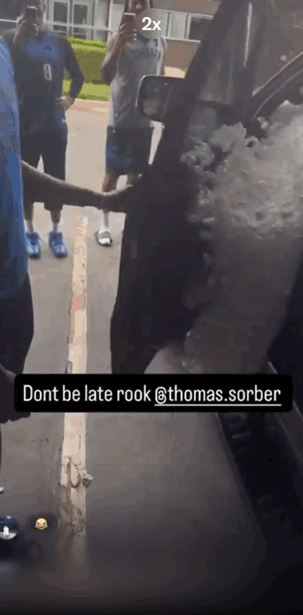 恶作剧啊！雷霆队新秀托马斯·索伯在球队会议上睡着了，雷霆队用包装花生填满了他的卡