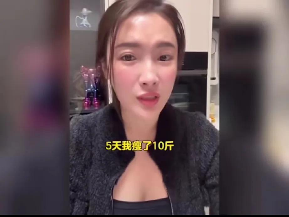 LV柜姐事件原配开直播，回应了网友关切的三个问题。

第一，近期的状态。这件事对