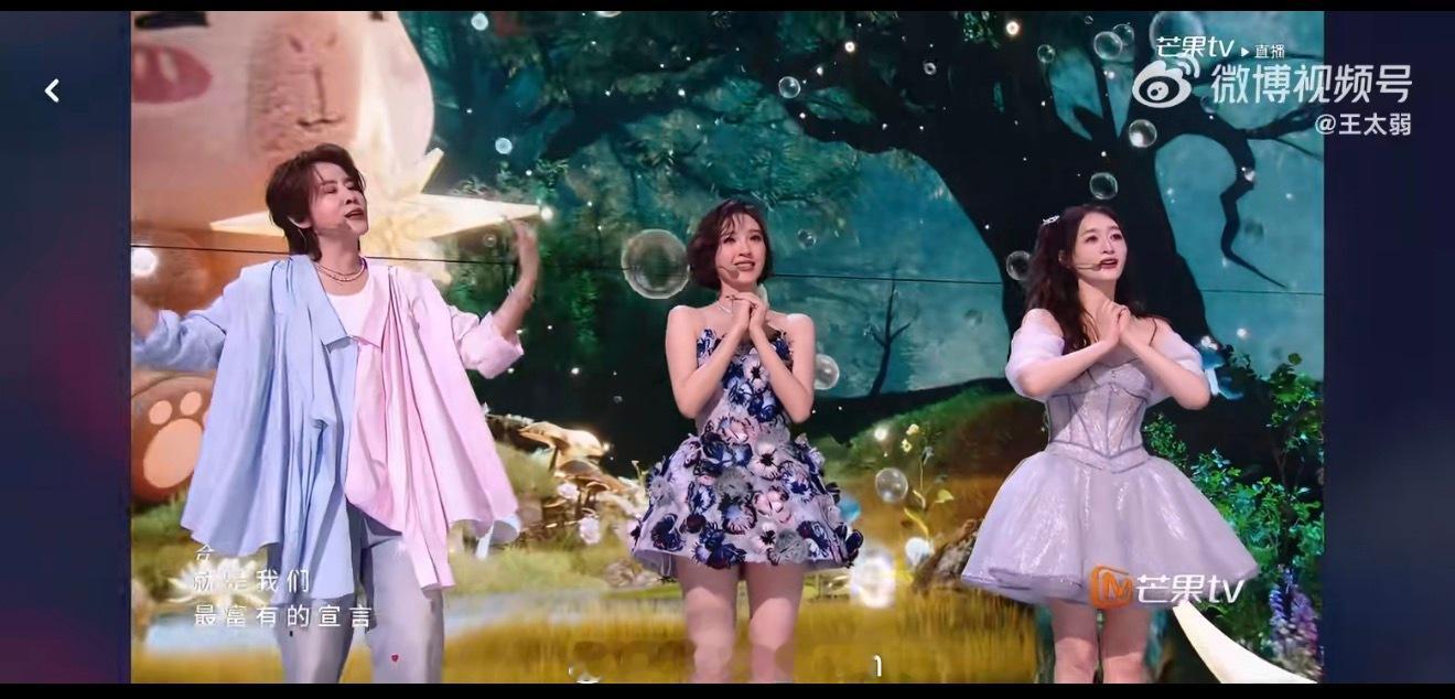 我发现心愿便利贴静音特别好听 问一下…台上的艺人听到耳返声音怎么可以忍住不笑的这