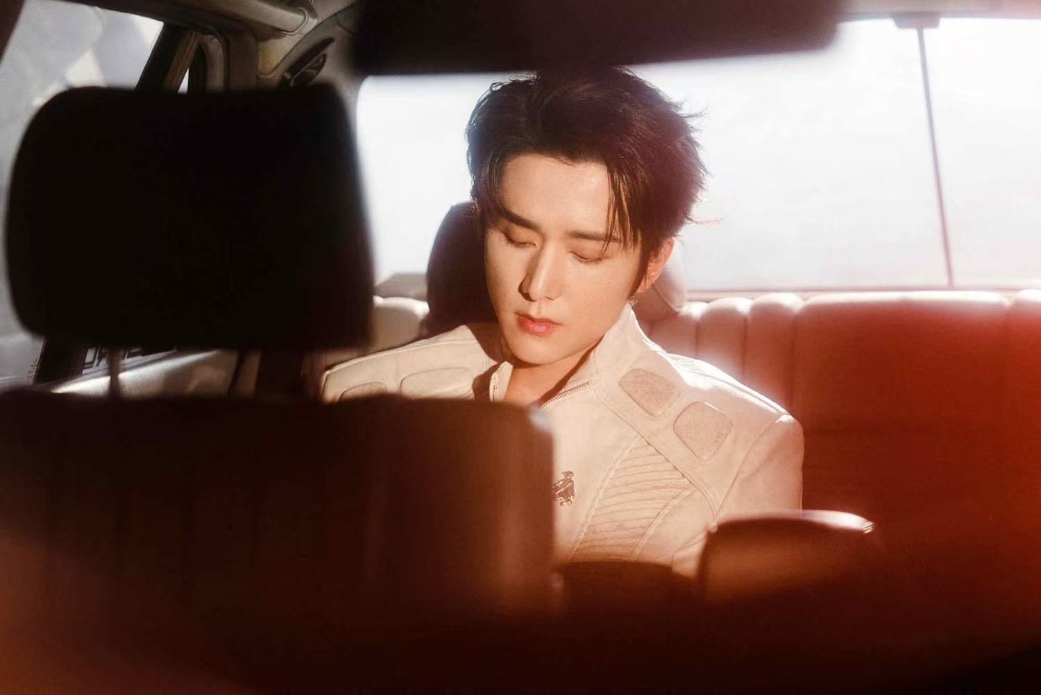 不想上班想上张新成的车 张新成那个下车瞬间，让人瞬间理解了什么叫“氛围感”。不是