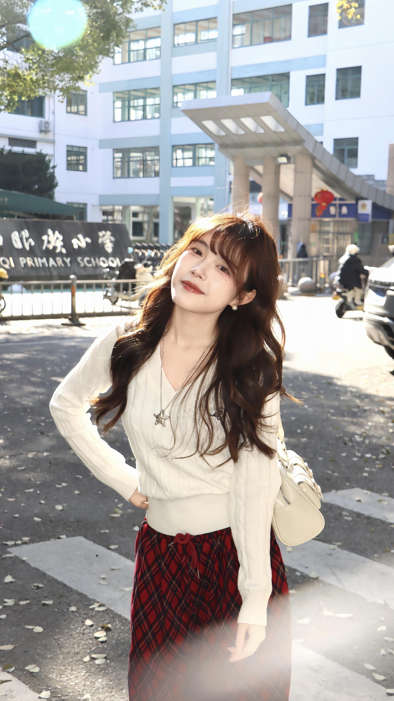 早春穿搭公式| 红格阔腿裤+V领白毛衣 轻松拿捏韩系松弛感
早春穿搭 自带春日元