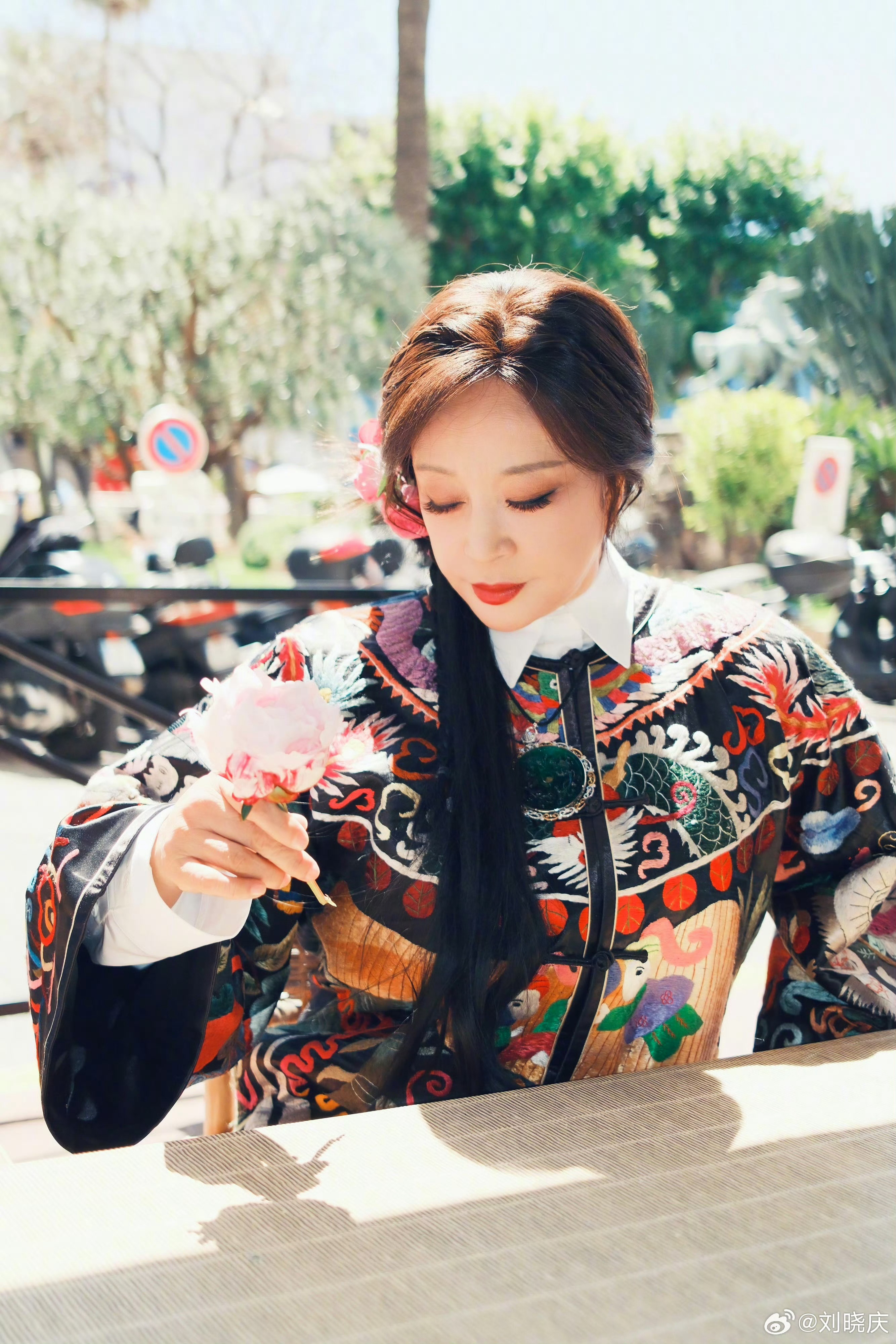 75岁刘晓庆喊姥姥结果对方才74岁庆奶的精气神看着一点都不像七十多岁的人 ​​​