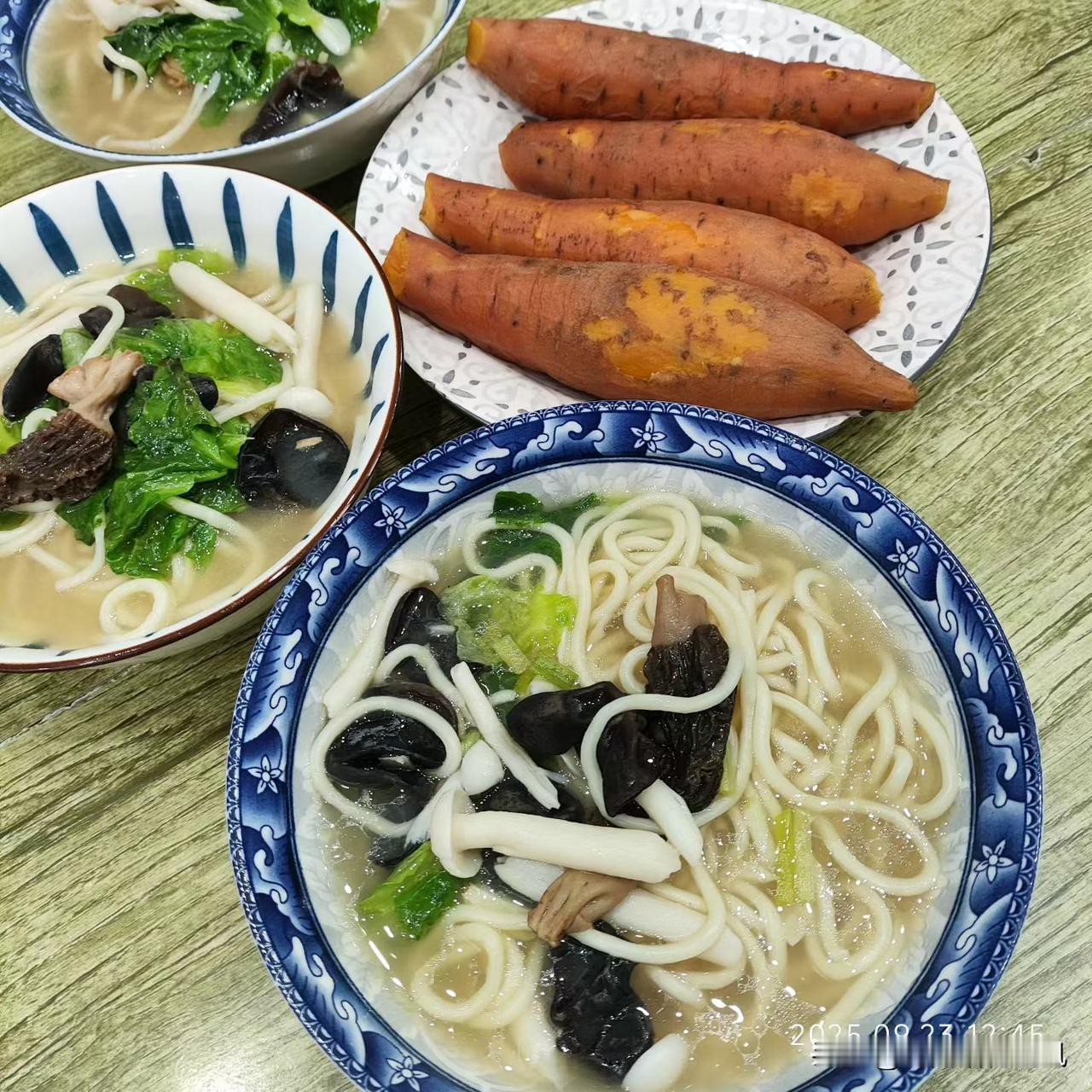 家人们，你们知道下雨天不上班在家呆着有多爽吗？还有，才六点多我妈做的晚餐就到位了