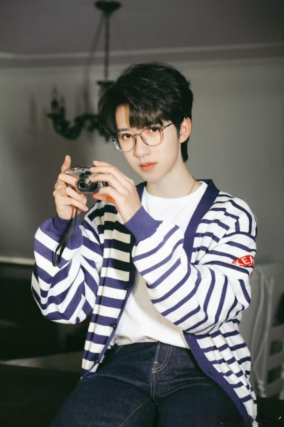 贺峻霖星光大赏主持彩排 中传实验室保研生的舞台！贺峻霖彩排时兼顾专业与可爱，拼色