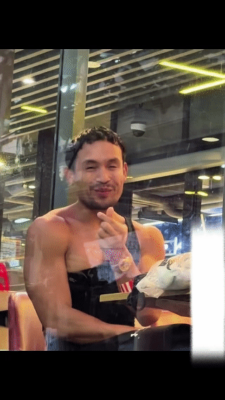 来泰国旅游，吃饭时隔着玻璃窗偶遇这位大哥，肌肉是真肌肉，妩媚也是真妩媚，
比心那