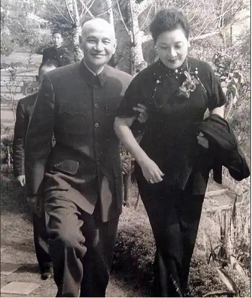 蒋介石私生活有多混乱？贴身秘书晚年才敢说破，宋美龄的做法绝了。
 
提起蒋介石和