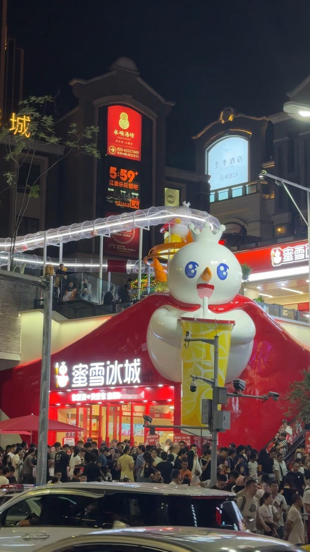 雪王又整活了，8月30日官宣会员总量突破5亿，按14亿人口算，差不多每三个人里就