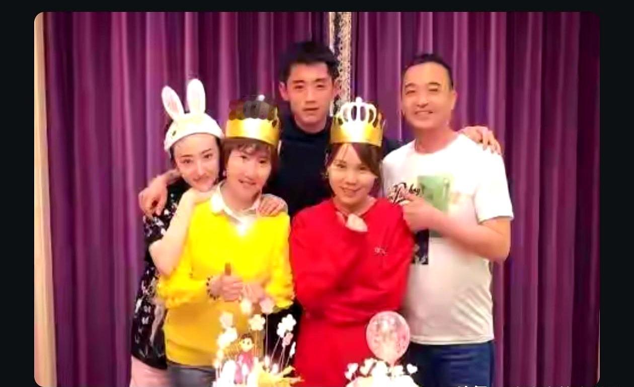 看了乒坛一哥们跟女明星的合影
 

人家前辈们，第一代王哥直接拍了婚纱照，孔指导