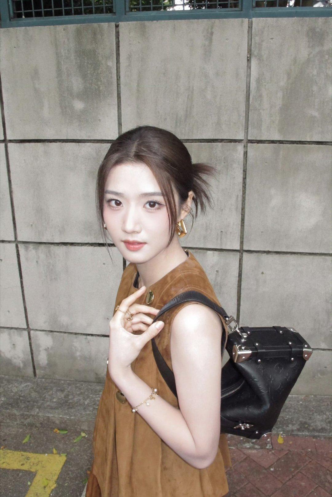 卢昱晓的LV千金风堪称贵气与松弛感的完美平衡，她从不用繁复堆砌，LV的简约剪裁在