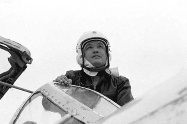 1949年，国军飞行员杨保庆选择了起义，要飞往北平。飞机上装满4.6吨银元，大约