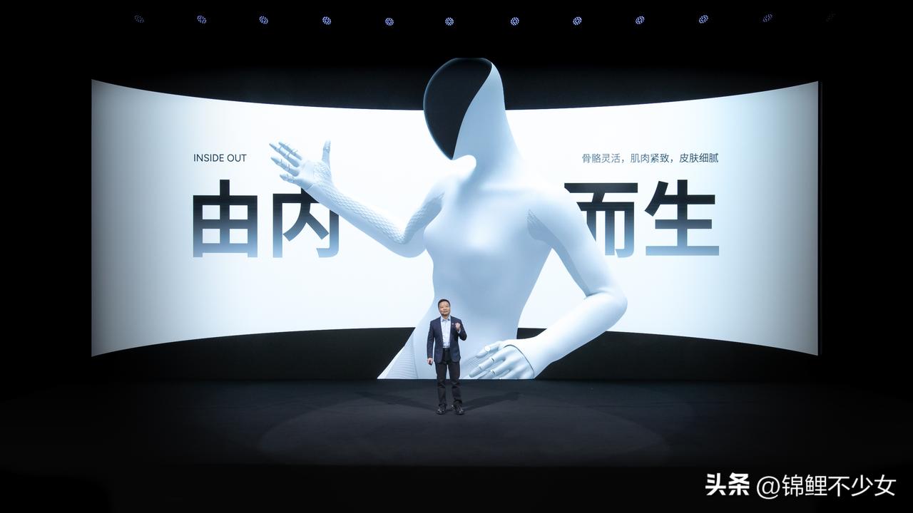 我滴妈呀！小鹏发布全新一代人形机器人IRON，从外观到形态到皮肤以及动作都太像人