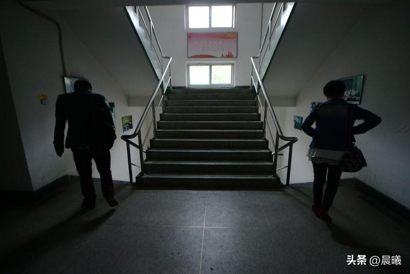 当今社会离婚率高，原因是多方面的。
观念上，传统“凑活过”的婚姻观过时，78%的