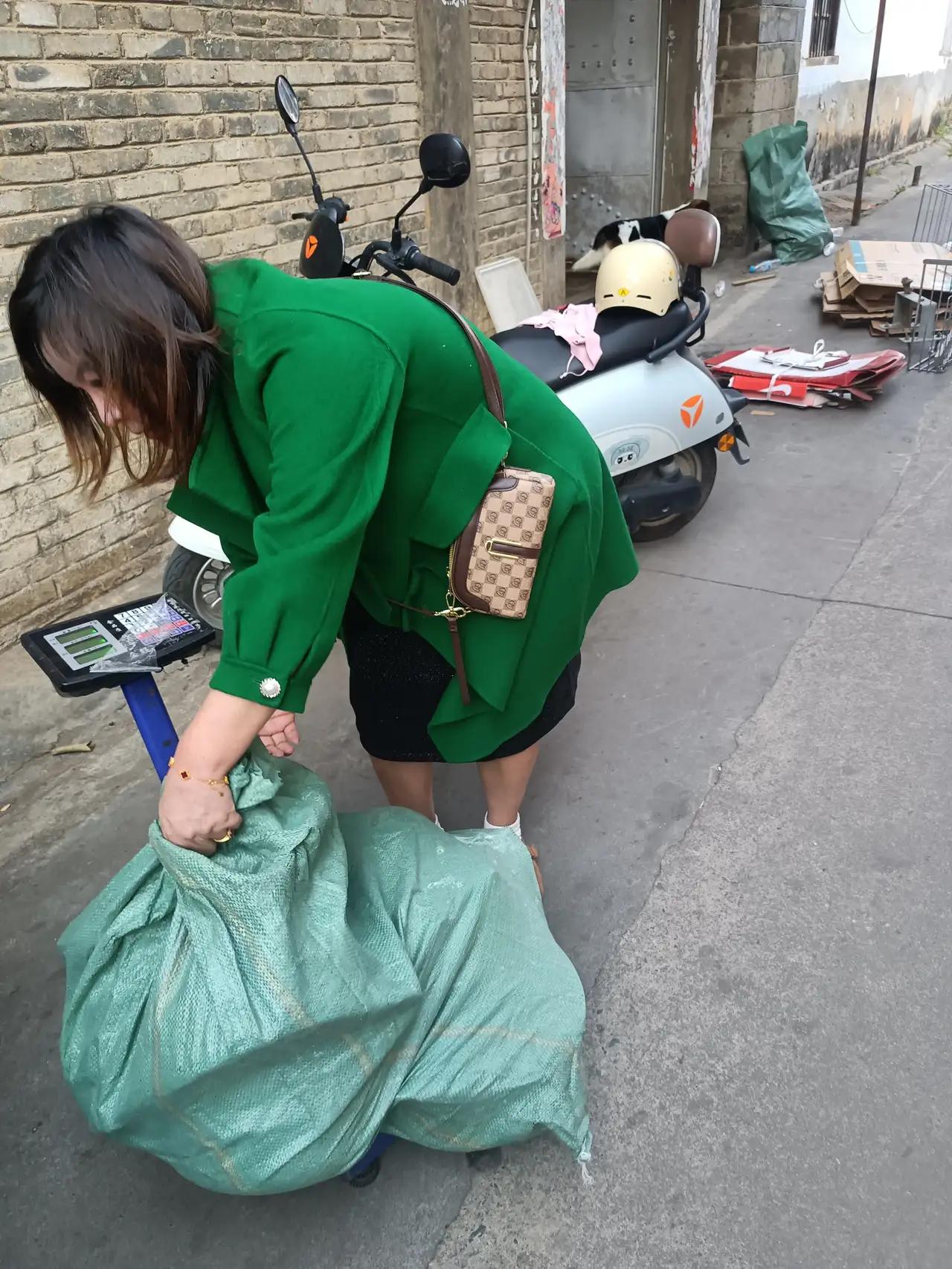 新手收废品也能月入过万？这份“避坑+爆单”野路子笔记，看完直接上手！

1️⃣ 