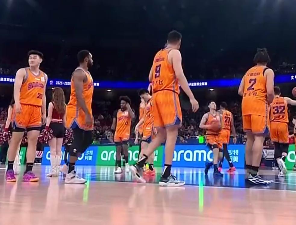 CBA常规赛第35轮：上海111-72大胜长白山恩都里
​
​      在刚刚