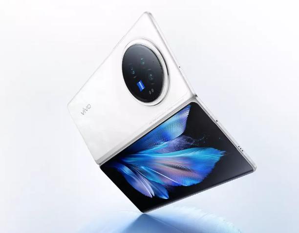 vivo X Fold3系列给人带来的屏幕折叠体验也相当出色，60°-120°多